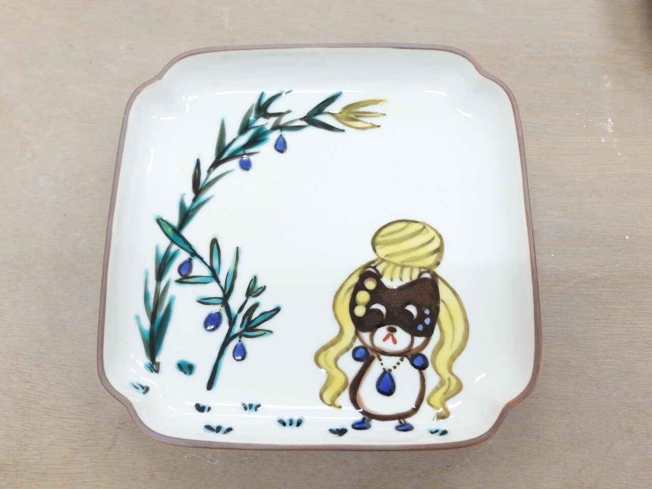 絵付け体験で作った九谷焼のお皿が完成