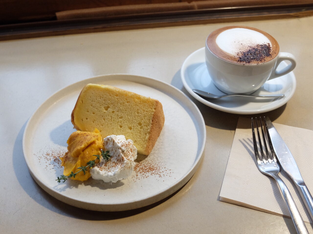 お気に入りのカフェでモーニングを